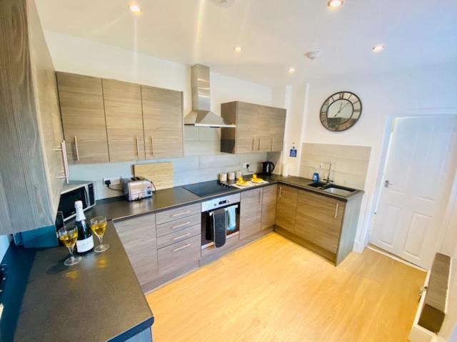 Cannock House ~ 4 Bedrooms All With Ensuite. Rugeley Exterior foto