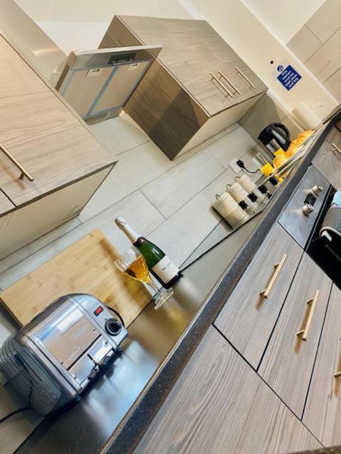 Cannock House ~ 4 Bedrooms All With Ensuite. Rugeley Exterior foto